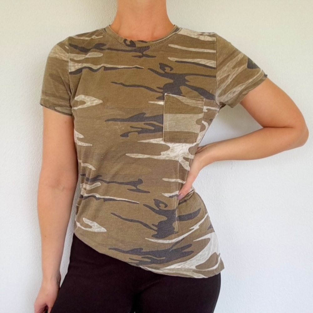 Army green military camo print lightweight broken in tee size medium